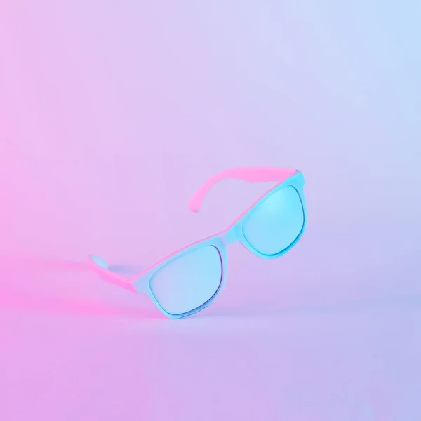 Gafas Sol Colores Holográficos Vibrantes Negrita Degradado Púrpura Azul Arte — Foto de Stock