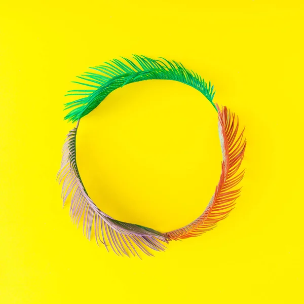 Malte Tropiske Blader Palmeblader Sterke Farger Konseptkunst Minimal Sommerfargerik Bakgrunn – stockfoto