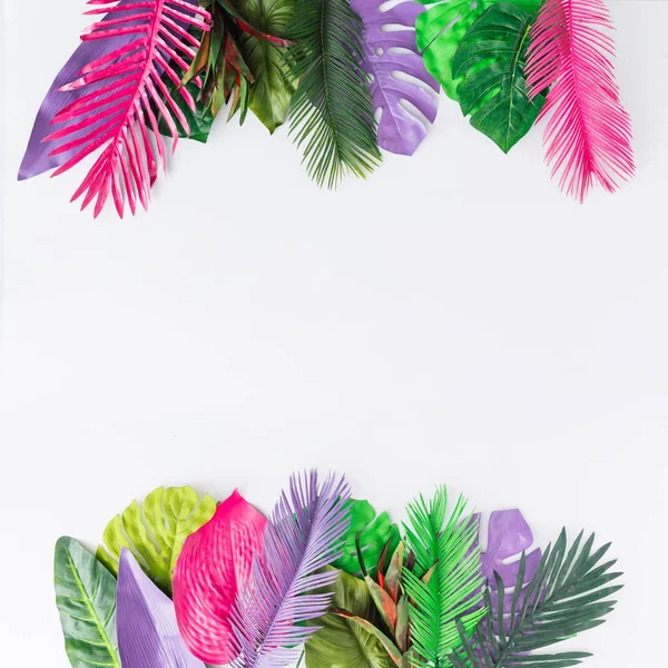 Kreativní Dispozice Barevných Tropických Listů Bílém Pozadí Minimální Letní Exotický — Stock fotografie