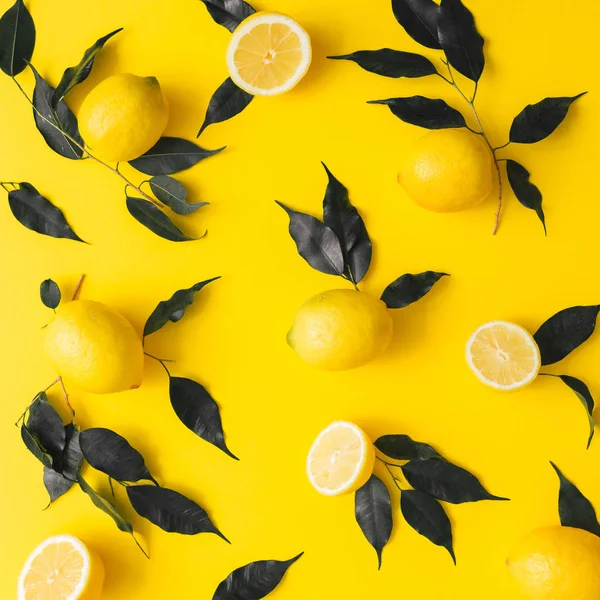 Padrão Verão Criativo Feito Limões Folhas Pretas Fundo Amarelo Fruta — Fotografia de Stock