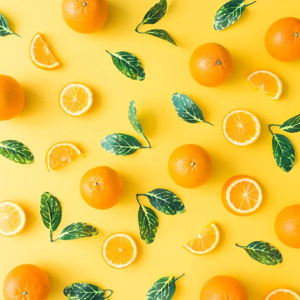 Patrón Creativo Verano Hecho Naranjas Hojas Verdes Sobre Fondo Amarillo — Foto de Stock