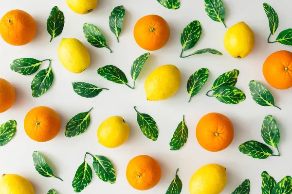 Patrón Creativo Verano Hecho Naranjas Limones Hojas Verdes Sobre Fondo — Foto de Stock