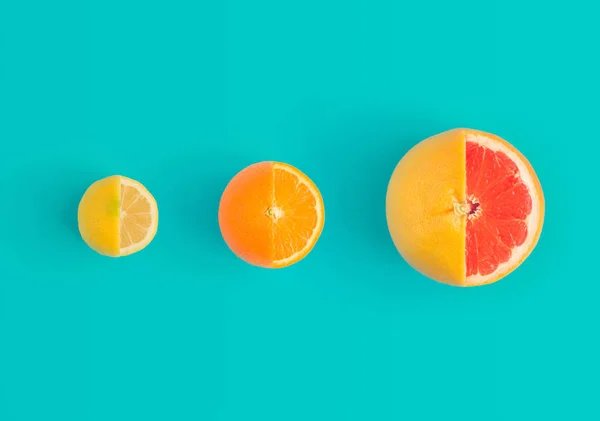 Citron Orange Och Röd Grapefrukt Ljusa Blå Bakgrund Minimal Platt — Stockfoto