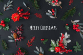 Kreativer Hintergrund natürlicher Wintersachen mit Texten frohe Weihnachten 