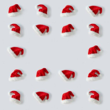 Yaratıcı Noel Baba şapkaları arka planda. Minimum kış düzlüğü Noel konsepti  