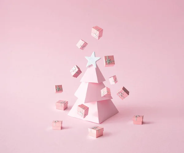 Pastel Arka Planda Hediyeleri Olan Pembe Bir Noel Ağacı Mutlu — Stok fotoğraf