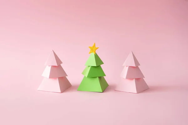 粉红和绿色的玩具圣诞树在粉刷的背景上 节日快乐 新年快乐 — 图库照片