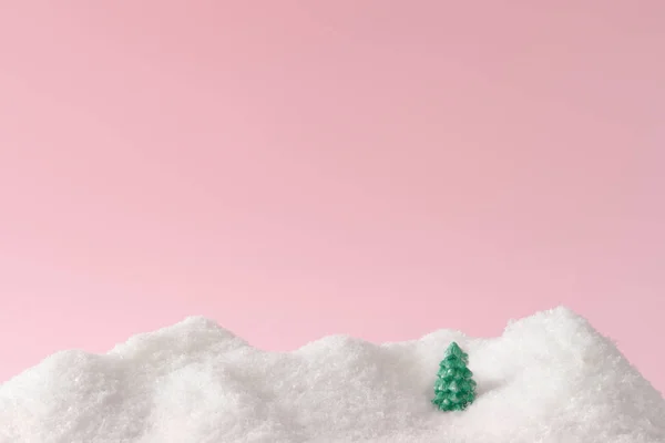 Креативний Різдвяний Пейзаж Зимових Засніжених Гір Снігу Іграшковим Сосновим Деревом — стокове фото