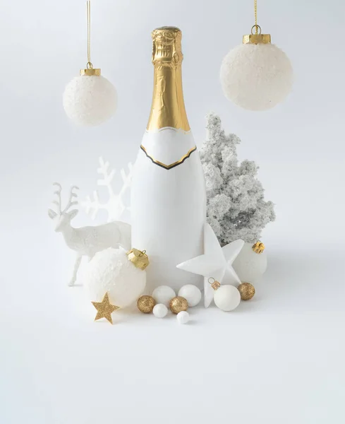 Novoroční Party Layout Bílou Lahví Šampaňského Bílým Zasněženým Vánočním Stromečkem — Stock fotografie
