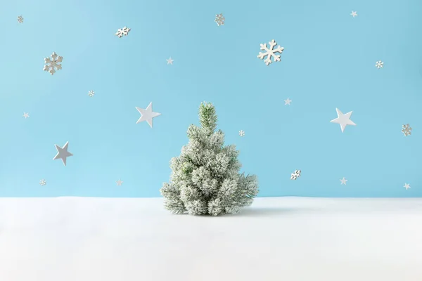 Karlı Noel Ağacı Parlak Mavi Arka Planda Kar Taneleri Olan — Stok fotoğraf