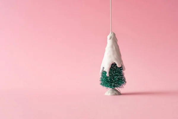 Kerstboom Met Witte Besneeuwde Druipende Verf Tegen Pastelroze Achtergrond Minimaal — Stockfoto