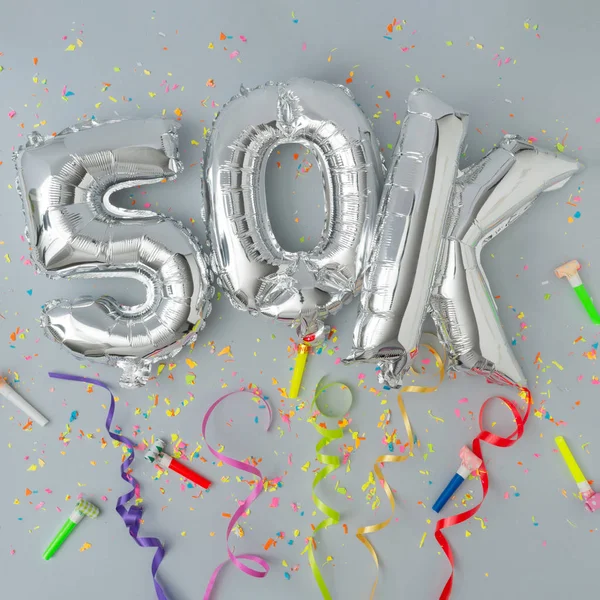 50K Zilveren Folie Partij Ballonnen Met Kleurrijke Party Streamers Minimaal — Stockfoto