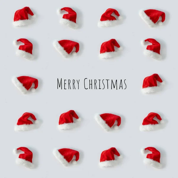 Chapeaux Père Noël Créatifs Avec Texte Joyeux Noël Sur Fond — Photo