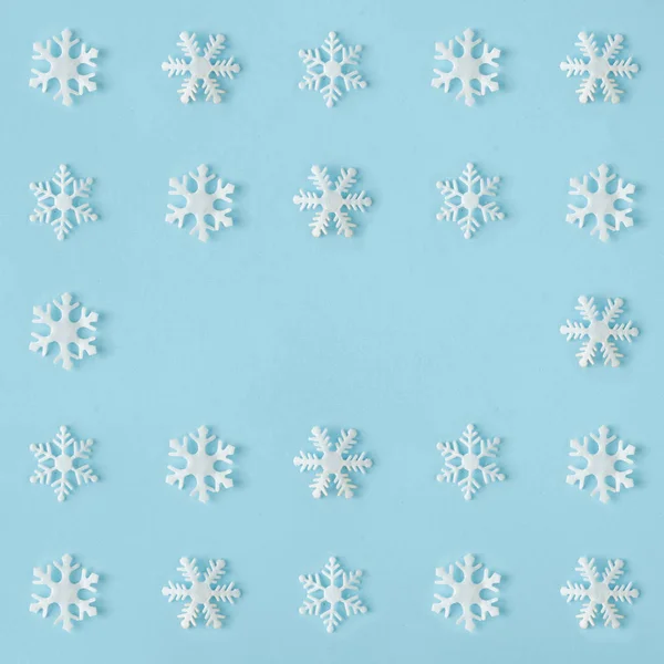 Creatieve Sneeuwvlokken Patroon Heldere Blauwe Achtergrond Minimale Winter Platte Lay — Stockfoto