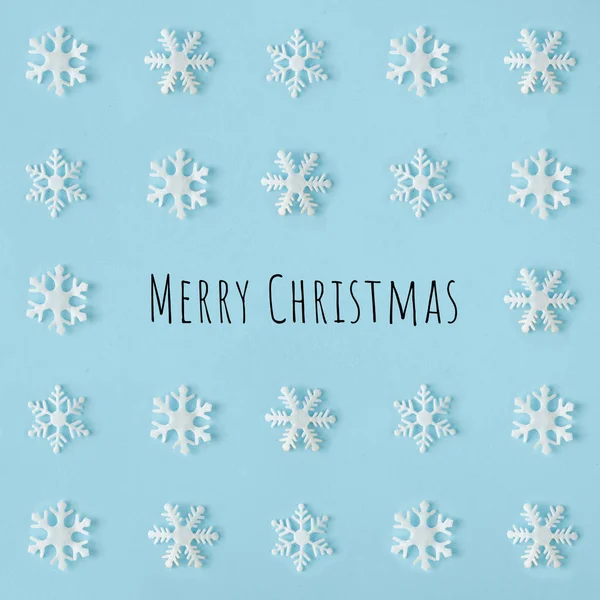 Kreatív Hópelyhek Minta Szöveggel Boldog Karácsonyt Élénk Kék Háttérrel Minimális — Stock Fotó