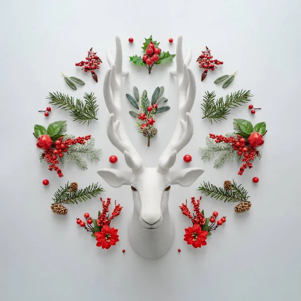 Weihnachten Flache Layout Mit Weihnachtsmann Hirsch Und Natürliche Dekoration Kreatives — Stockfoto