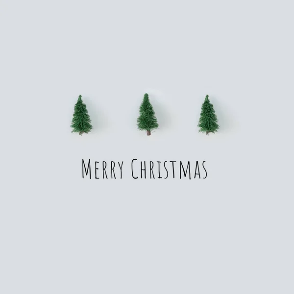 Kreatives Christbaummuster Mit Text Frohe Weihnachten Auf Hellem Hintergrund Minimale — Stockfoto