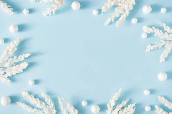 Kreatív Téli Természet Elrendezés Készült Havas Ágak Karácsonyi Baubles Pasztell — Stock Fotó