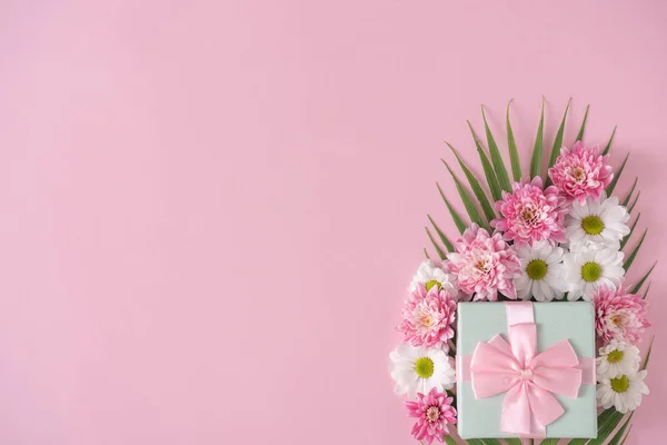 Δημιουργική Διάταξη Φτιαγμένη Φύλλο Φοίνικα Και Ροζ Και Λευκά Λουλούδια — Φωτογραφία Αρχείου