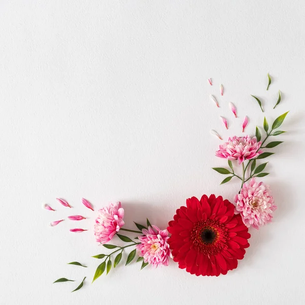 Diseño Creativo Hecho Flores Rosas Blancas Con Hojas Sobre Fondo — Foto de Stock