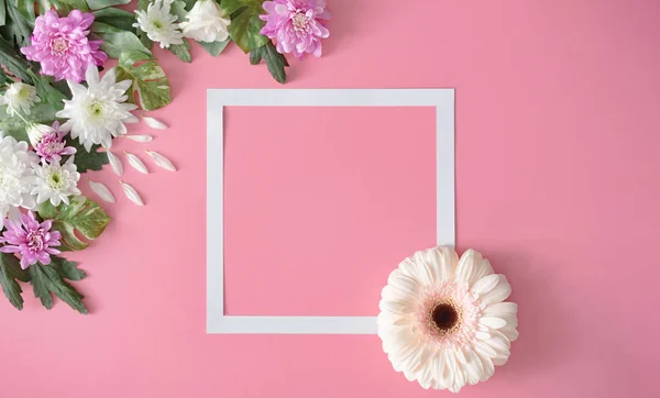 Composição Criativa Flores Brancas Roxas Com Moldura Fundo Rosa Conceito — Fotografia de Stock