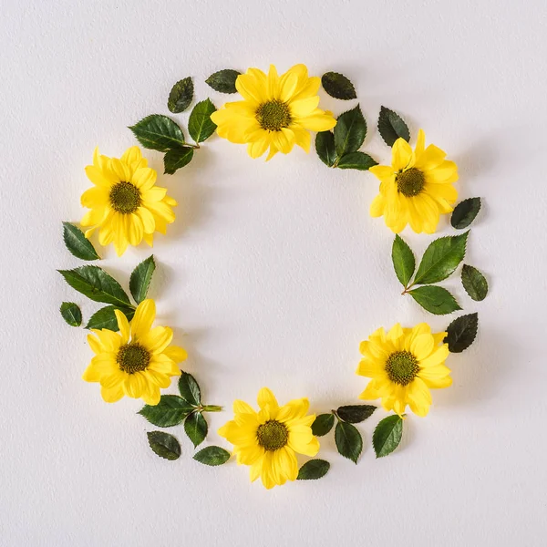 Wreath Yellow Flowers Leaves Summer Frame Background — Stock Photo, Image