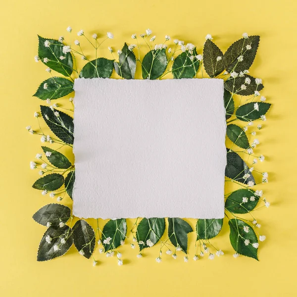 Layout Com Flores Folhas Com Papel Cartão Nota Verão Quadro — Fotografia de Stock