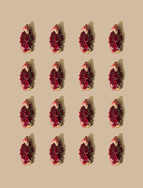Мінімальний Візерунок Гранатовими Скибочками Пастельному Піщаному Фоні Літня Концепція — стокове фото