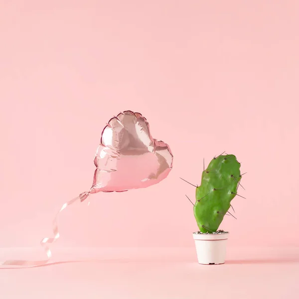 Hartvormige Folieballon Met Cactusplant Roze Ondergrond Creatief Valentijnsdag Concept — Stockfoto