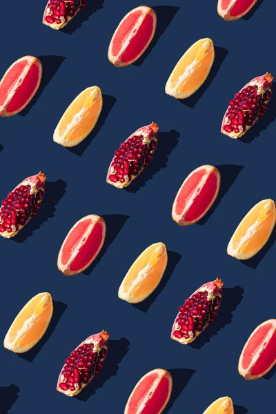 Flaches Lagemuster Mit Sommerlichen Zitrusfrüchten Auf Blauem Hintergrund Minimales Konzept — Stockfoto