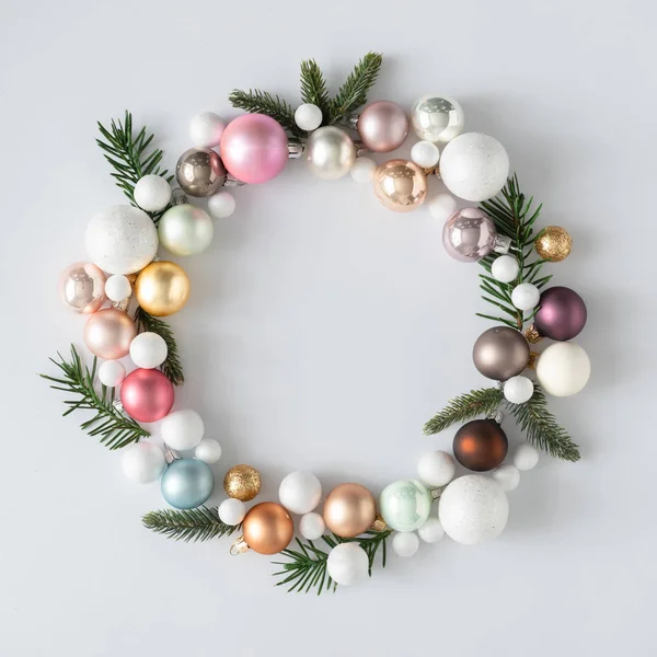 Φυσικό Στεφάνι Χριστουγέννων Πράσινα Κλαδιά Πεύκου Και Διακόσμηση Μπάλας — Φωτογραφία Αρχείου