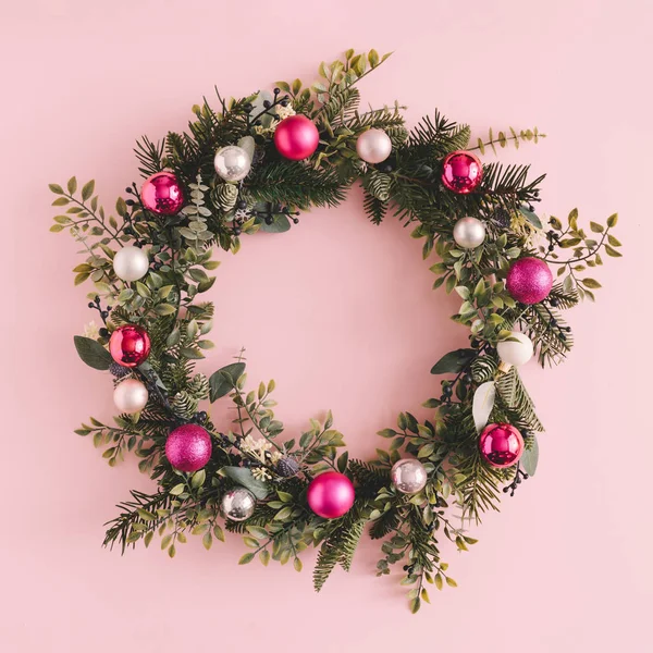 Χριστούγεννα Και Πρωτοχρονιά Διακοπές Ροζ Φόντο Στεφάνι Από Πράσινα Φυτά — Φωτογραφία Αρχείου