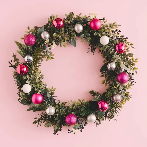 Kerstmis Nieuwjaar Vakantie Roze Achtergrond Met Krans Van Groene Planten — Stockfoto