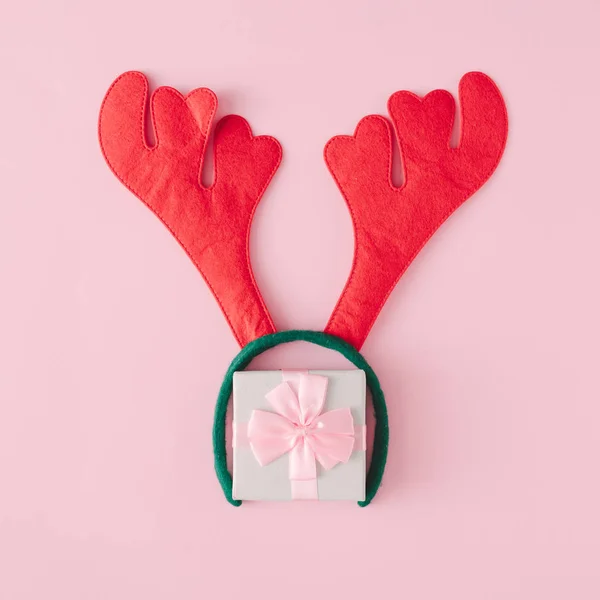 Kerstmis Nieuwjaar Vakantie Roze Achtergrond Met Rendieren Decoratie Geschenkdoos — Stockfoto