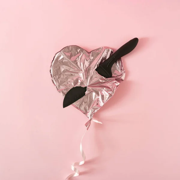 Hartvormige Folieballon Met Mes Roze Achtergrond Gebroken Hart Valentijnsdag Concept — Stockfoto
