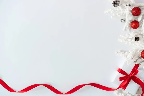 Fondo Navidad Año Nuevo Con Caja Regalo Cinta Roja Con — Foto de Stock