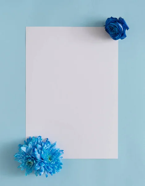 Composición Natural Con Flores Azules Pastel Nota Tarjeta Papel — Foto de Stock