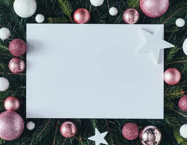 Natuurlijke Compositie Met Kerstboomtakken Roze Kerstballen Met Papieren Kaartje Vakantie — Stockfoto