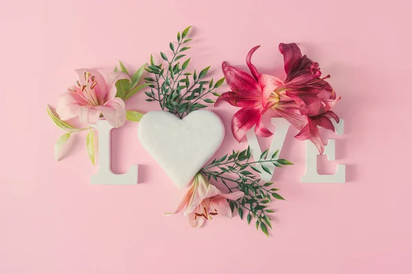 Fleurs Printemps Avec Mot Amour Sur Fond Rose Pastel Concept — Photo