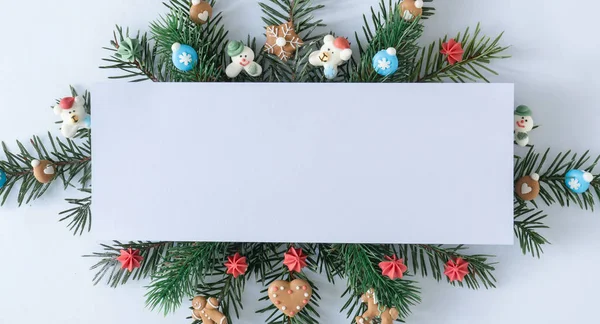 Natuurlijke Samenstelling Met Kerstboomtakken Snoepjes Met Koekjes Wit Papieren Kaartje — Stockfoto