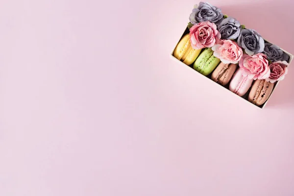 Kreatív Elrendezés Készült Virágok Macaroons Box Színes Tavaszi Virág Háttér — Stock Fotó