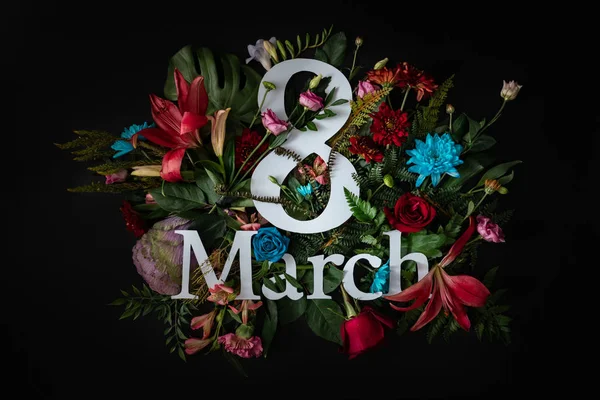 Layout Criativo Feito Flores Folhas Com Texto Março Fundo Colorido — Fotografia de Stock