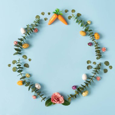 Renkli çiçekler ve paskalya yumurtalarından yapılmış yaratıcı bir düzen. Asgari doğa geçmişi. Bahar tatili kavramı.