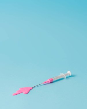 Yaratıcı Coronavirus veya 2019-nCoV veya COVID-19 aşısı. Corona virüsü salgını. Salgın Virüs Solunum Sendromu. Pembe boyalı şırınga. Minimum Salgın arkaplanı.