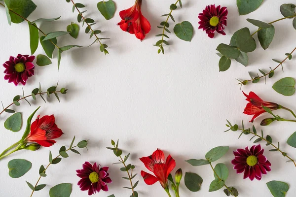 Diseño Creativo Hecho Con Hojas Verdes Flores Colores Sobre Fondo —  Fotos de Stock