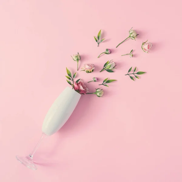 Champagne Glas Med Vårblommor Mot Rosa Bakgrund Minimal Säsong Fest — Stockfoto