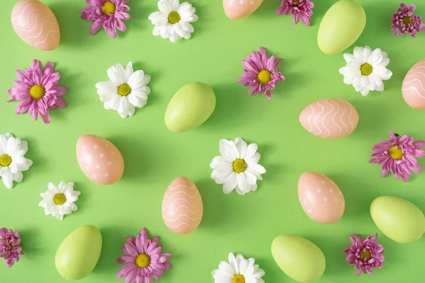 Kreativní Rozložení Barevných Květin Velikonočních Vajec Minimální Přírodní Zelené Pozadí — Stock fotografie
