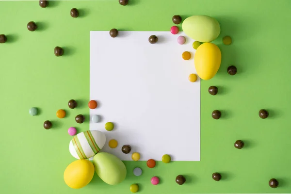 Layout Creativo Realizzato Con Uova Pasqua Colorate Caramelle Minimo Sfondo — Foto Stock