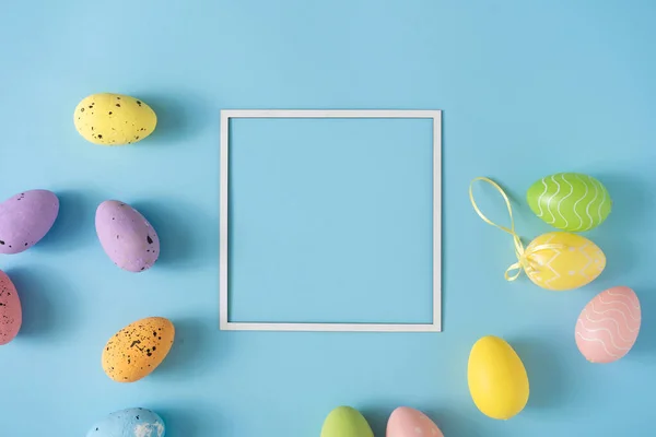 Layout Pasquale Realizzato Con Uova Pasqua Colorate Sfondo Blu Pastello — Foto Stock