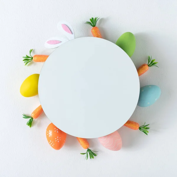 Renkli Paskalya Yumurtaları Havuçlar Tavşan Kulaklarıyla Yapılmış Yaratıcı Bir Düzen — Stok fotoğraf